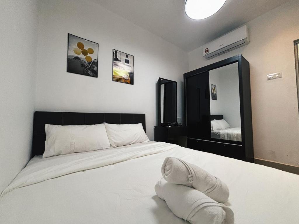 sypialnia z białym łóżkiem z lustrem w obiekcie Room with PrivateToilet, Near KSL Mall, Harimau w mieście Johor Bahru