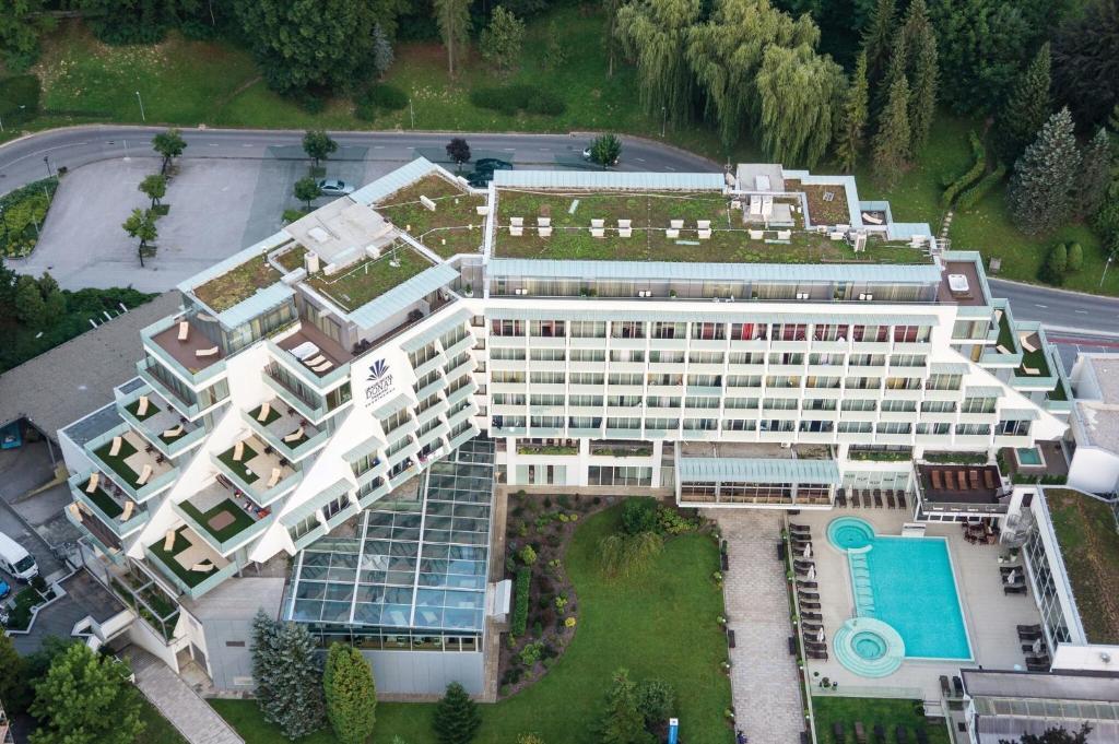 Bazén v ubytování Grand Hotel Donat Superior & Wellness Center nebo v jeho okolí