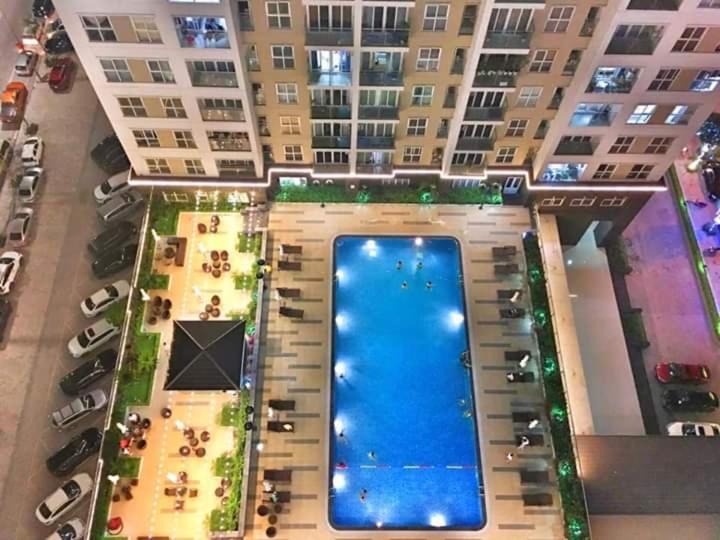 - une vue aérienne sur un grand bâtiment avec une piscine dans l'établissement Homestay Hạ Long VIP, à Hạ Long