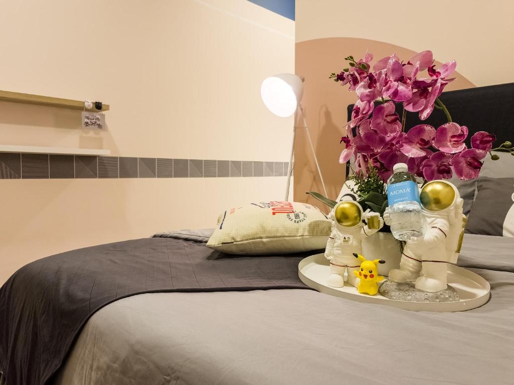 古晉的住宿－Comfort STUDIO Arihomestay，一张带紫色花瓶的床