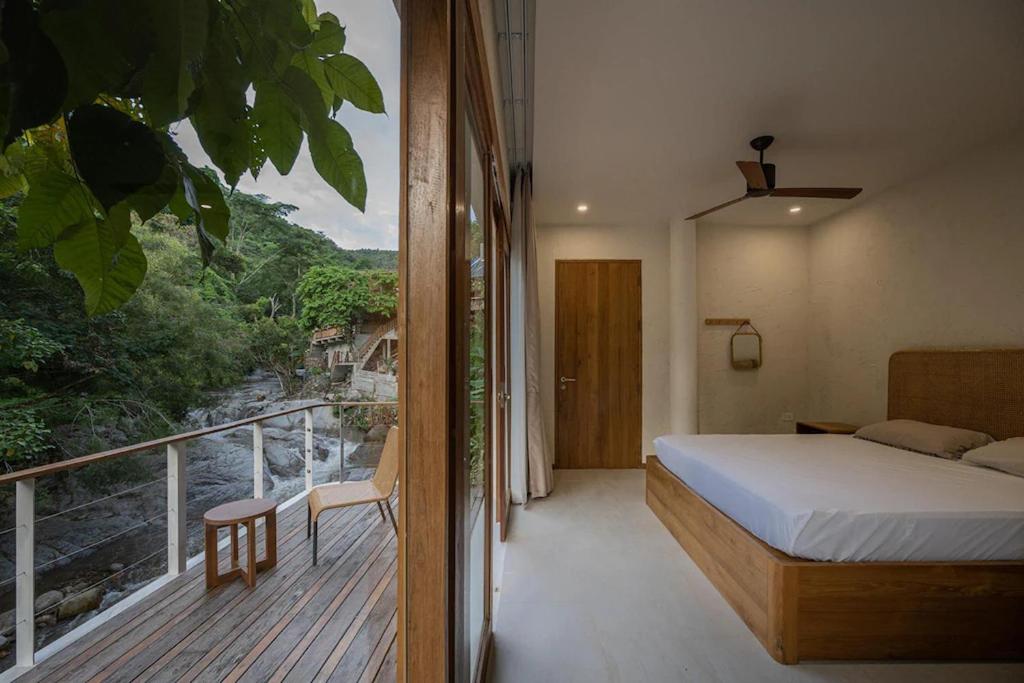Taryn Tara Cafe and Stay - Chambre Royale Avec Balcon
