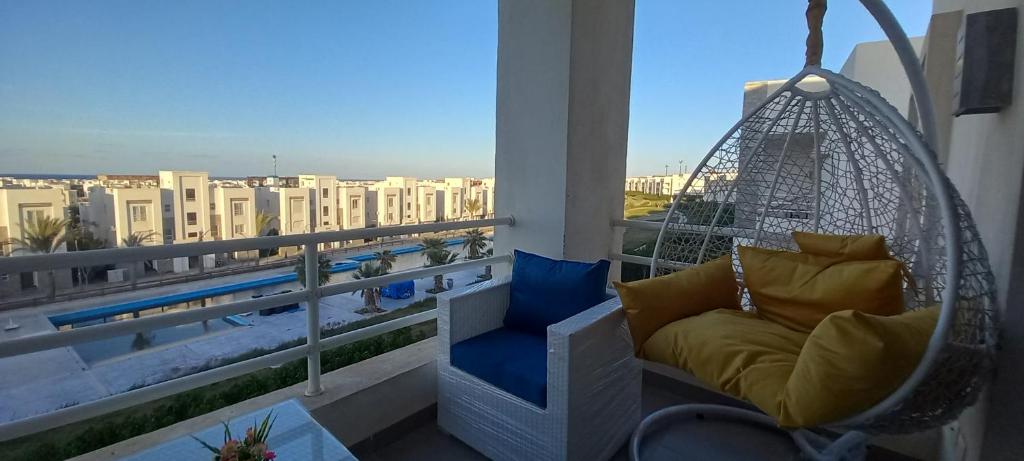 Posezení v ubytování Chalet 2 BDs 2 BRs at Second Floor for rent at Amwaj Sidi Abdelrahman for families ONLY and NOT Including Gate and Beach Pass fees
