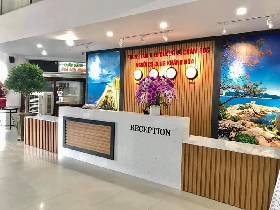 un hall d'un restaurant avec un comptoir de réception dans l'établissement Phòng khách sạn 3 sao, à Nha Trang