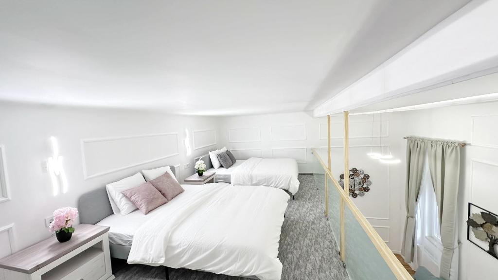 Postel nebo postele na pokoji v ubytování Jozsef 65 Apartment