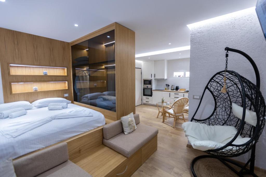Postel nebo postele na pokoji v ubytování Boho Central Apartment