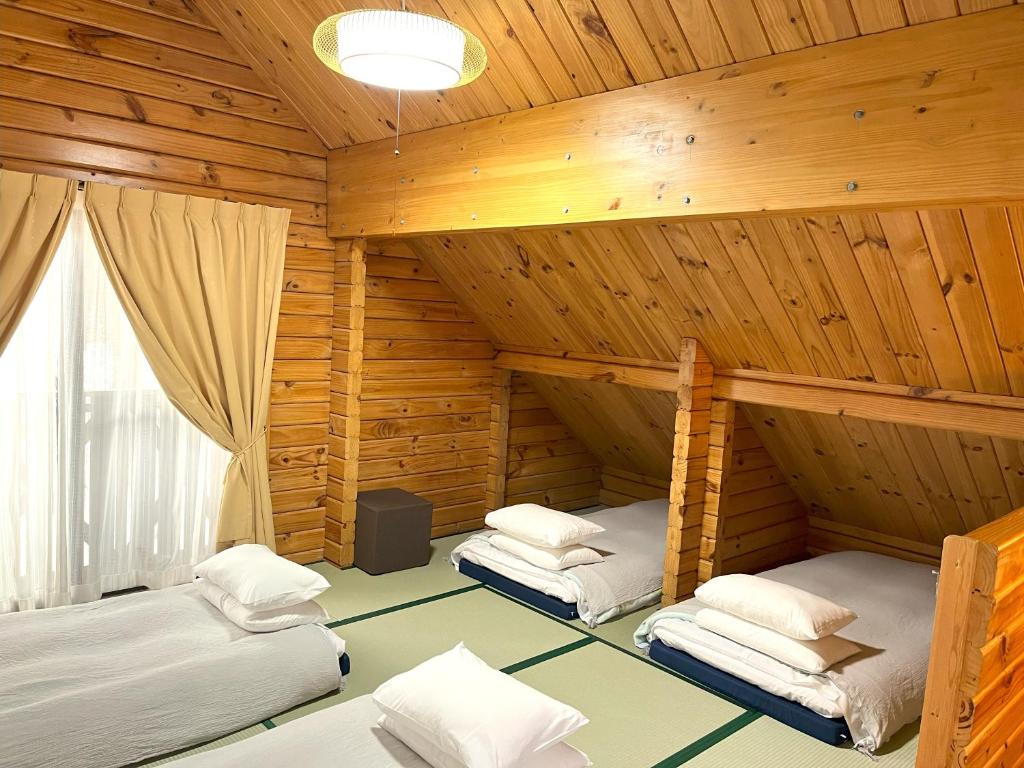 Postel nebo postele na pokoji v ubytování Log Cottage Epoch