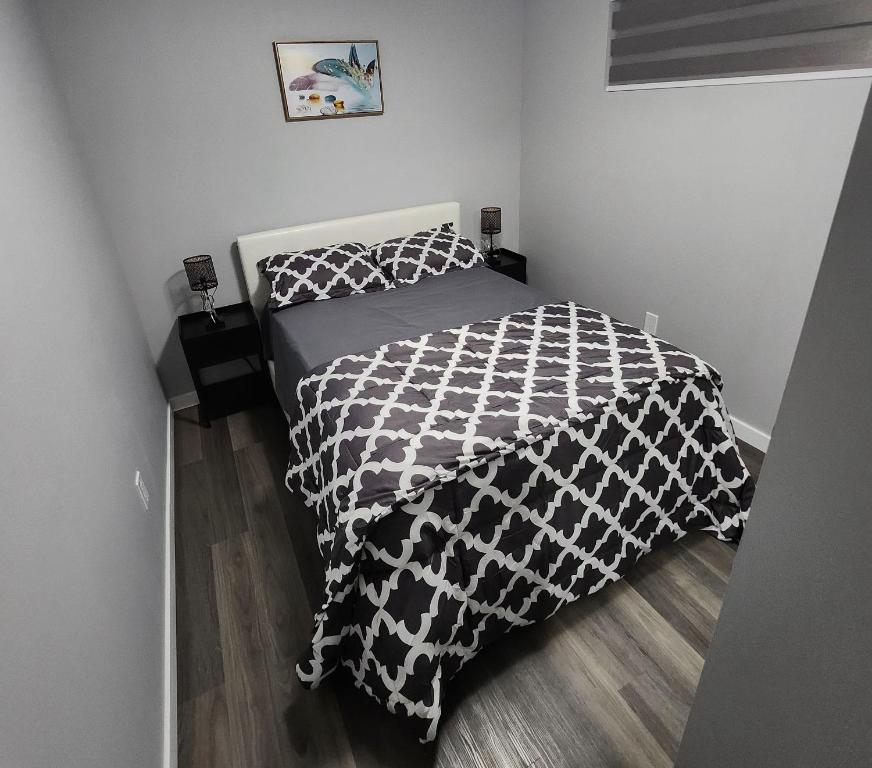 Llit o llits en una habitació de Entire Basement Suite with Private Entrance
