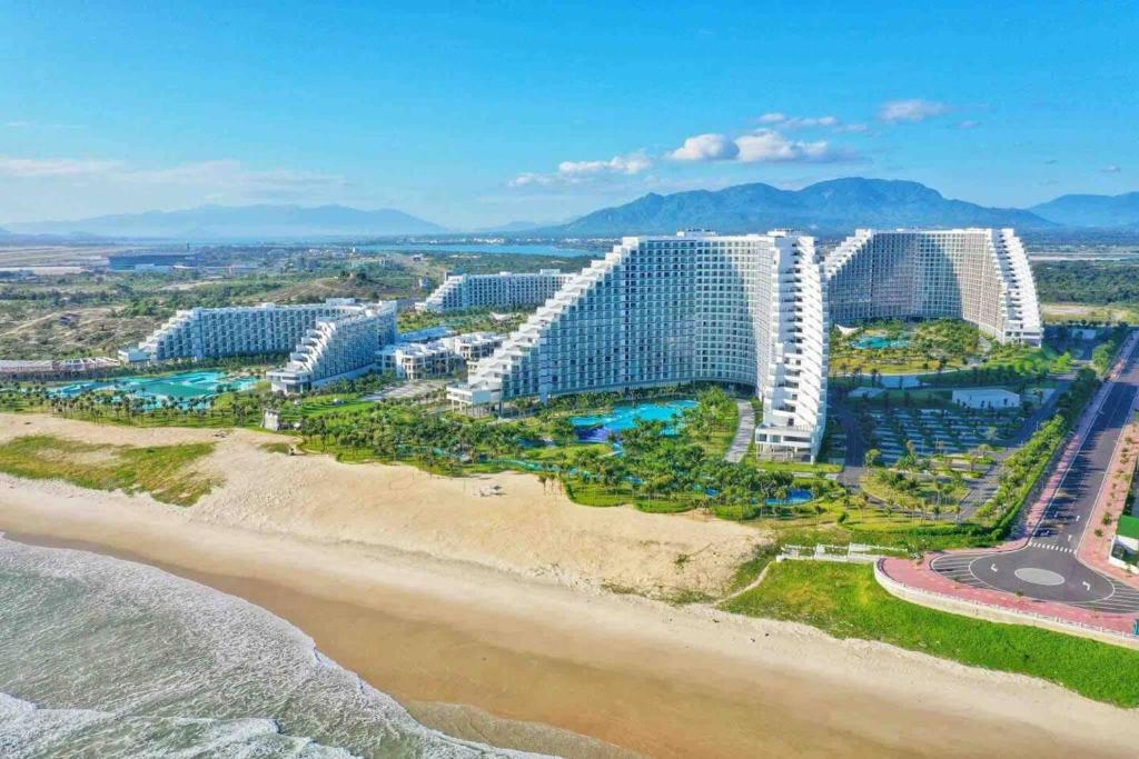金蘭的住宿－The Oceanfront Apartment At Cam Ranh，海滩上的度假村的空中景致