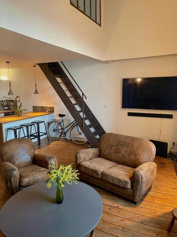 un salon avec deux canapés et une table dans l'établissement Les Capucins, à Bordeaux