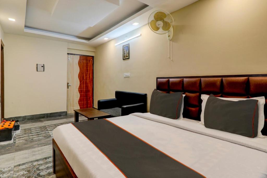 Giường trong phòng chung tại Hotel Awadh Court