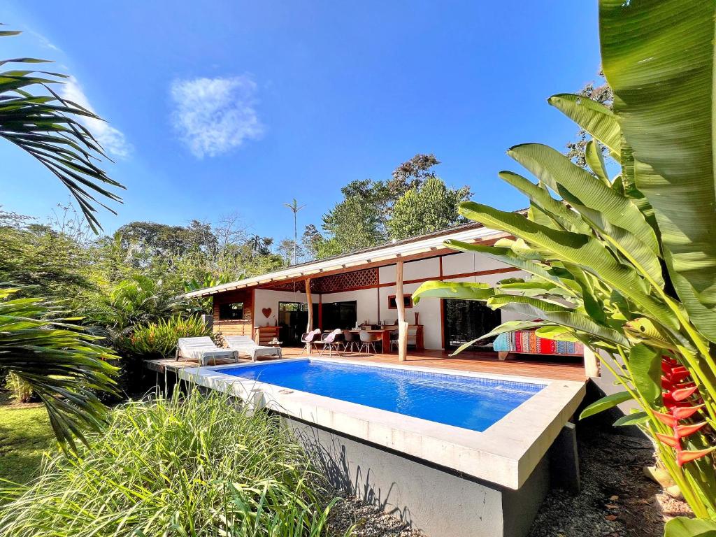 Bazén v ubytování Whispering Wisdom, 3 Bed with Pool, Steps to Beach nebo v jeho okolí