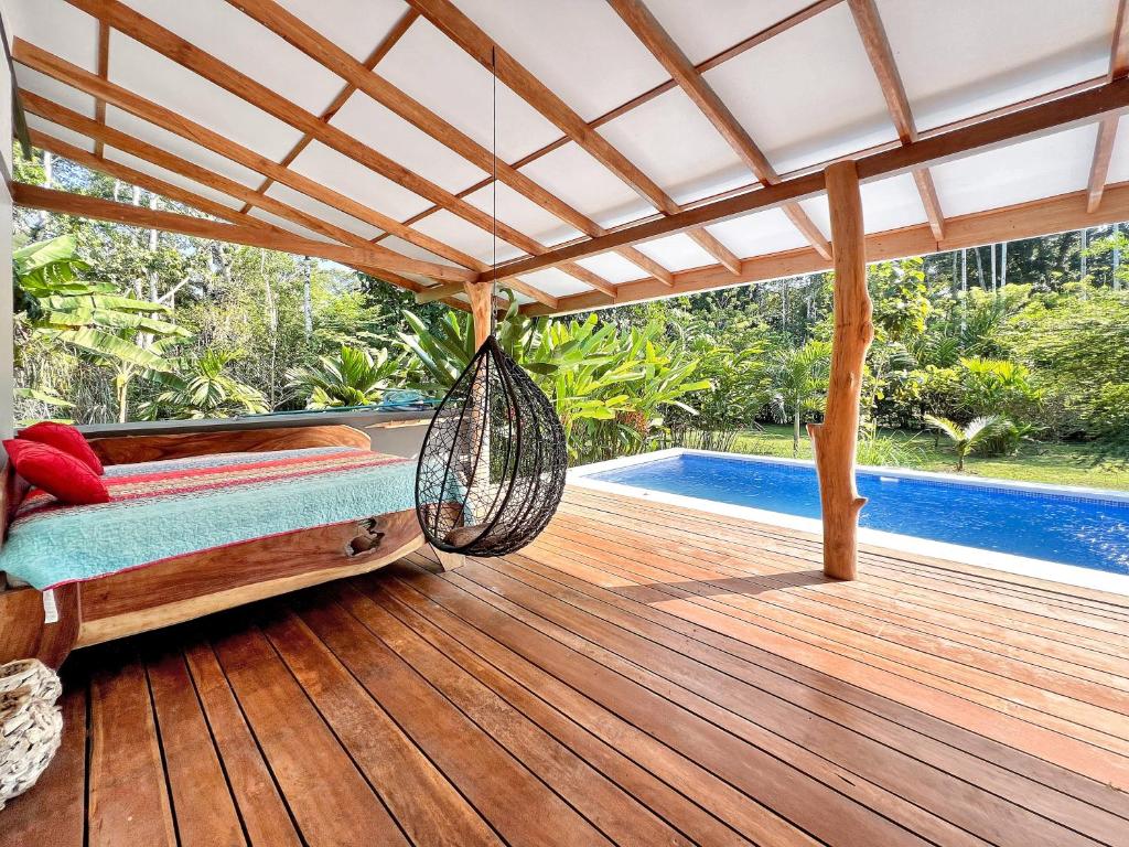 Bazén v ubytování Whispering Wisdom, 3 Bed with Pool, Steps to Beach nebo v jeho okolí
