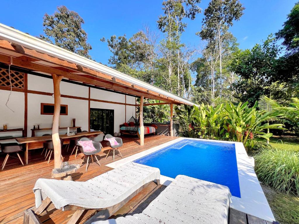 Bazén v ubytování Whispering Wisdom, 3 Bed with Pool, Steps to Beach nebo v jeho okolí