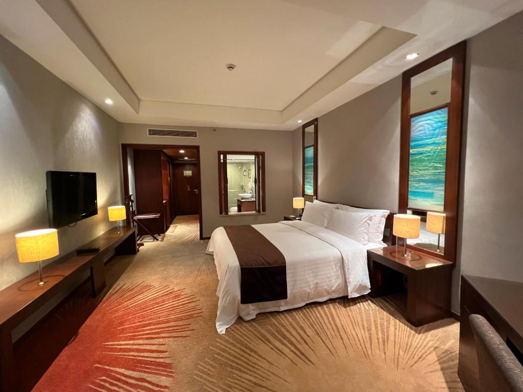 Postel nebo postele na pokoji v ubytování Baolong Hotel Shanghai