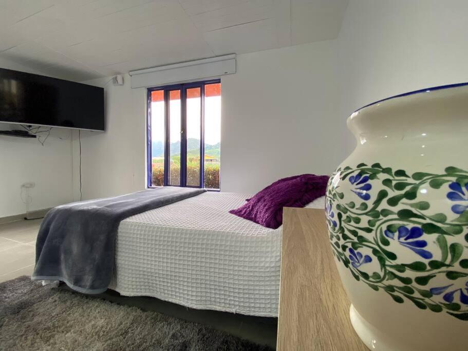 una camera con un letto e un grande vaso di Life is Beautiful! Cottage in the Nature a Pereira