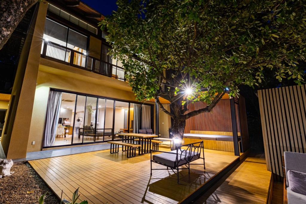 Balkón nebo terasa v ubytování Khaoyai Kirimaya Atta Residence 5 BR Villa