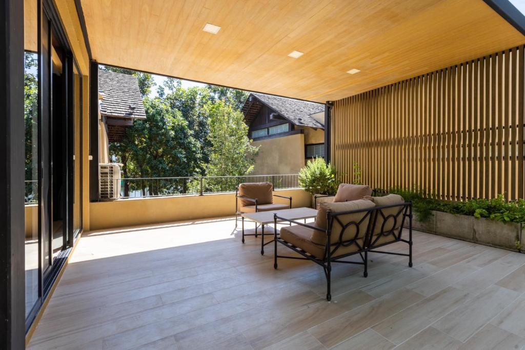 Balkón nebo terasa v ubytování Khaoyai Kirimaya Atta Residence 5 BR Villa