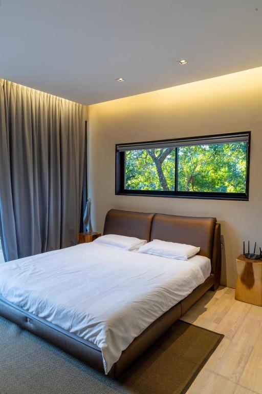 Postel nebo postele na pokoji v ubytování Khaoyai Kirimaya Atta Residence 5 BR Villa