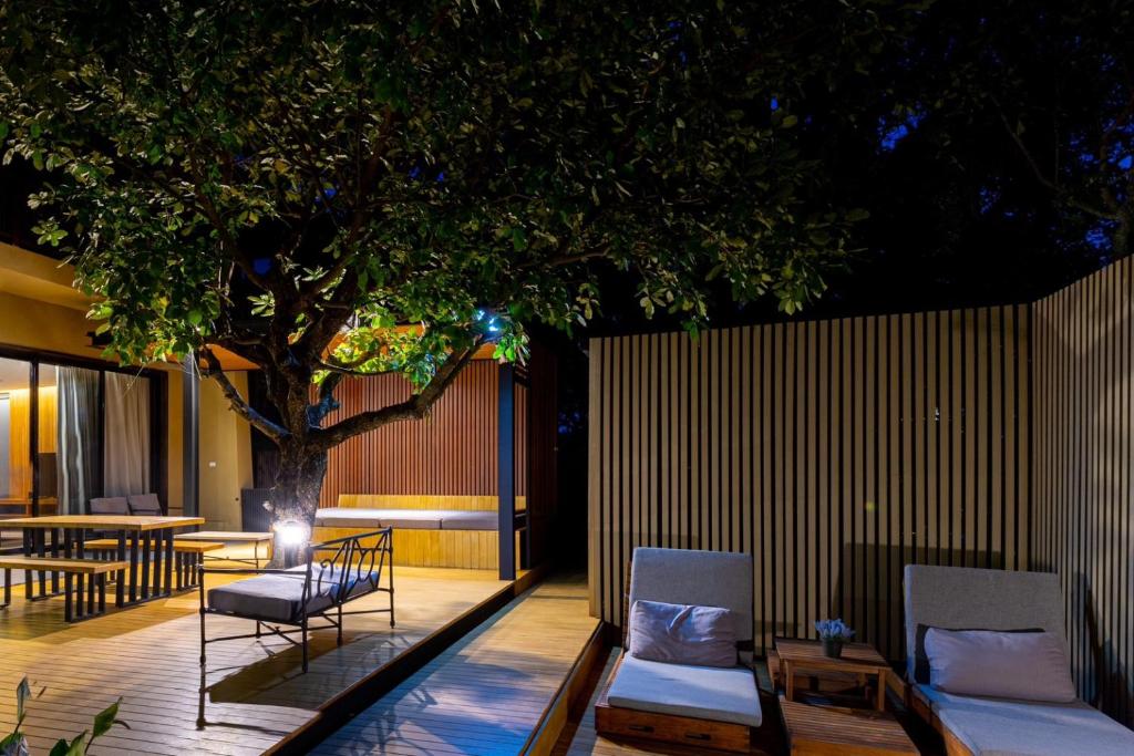 Posezení v ubytování Khaoyai Kirimaya Atta Residence 5 BR Villa