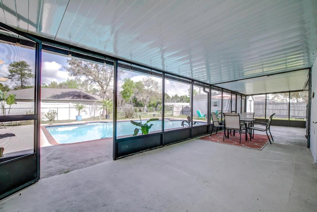 een leeg huis met een zwembad en ramen bij Tranquil Oasis Haven in Marion Oaks