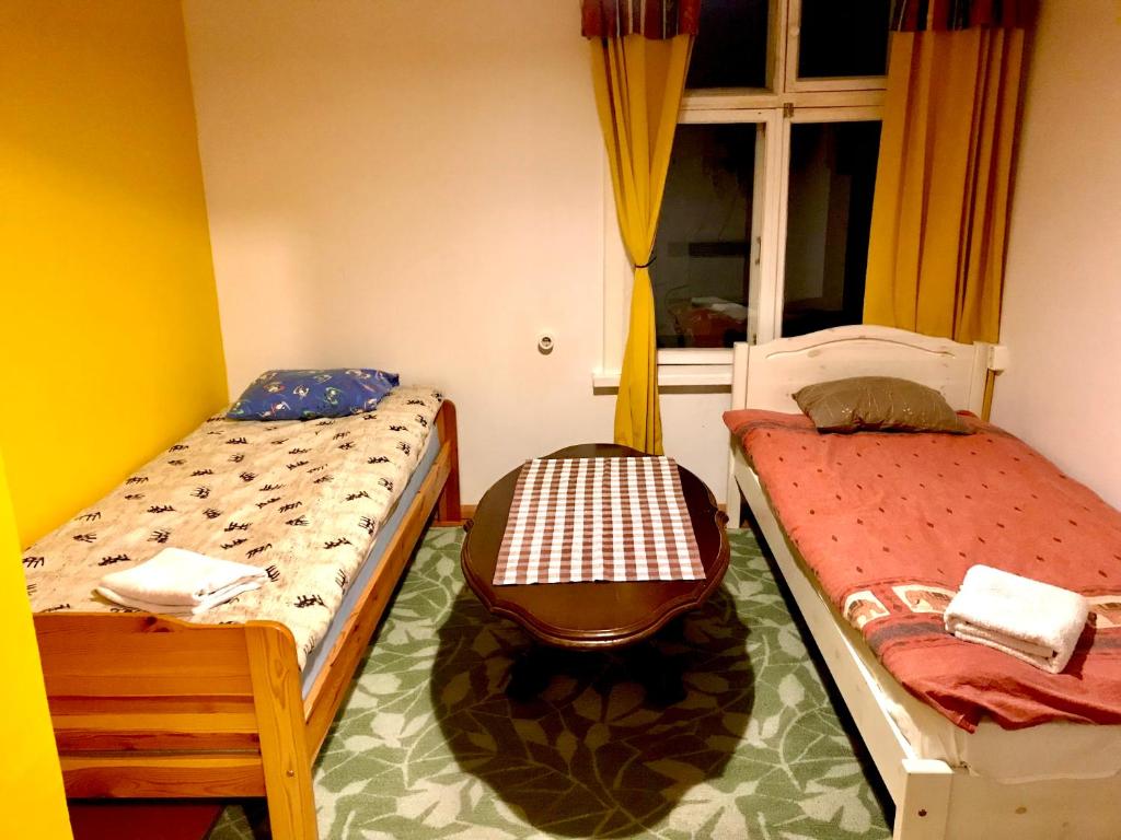 2 camas individuais num quarto com uma janela em Kahene tuba em Tapa
