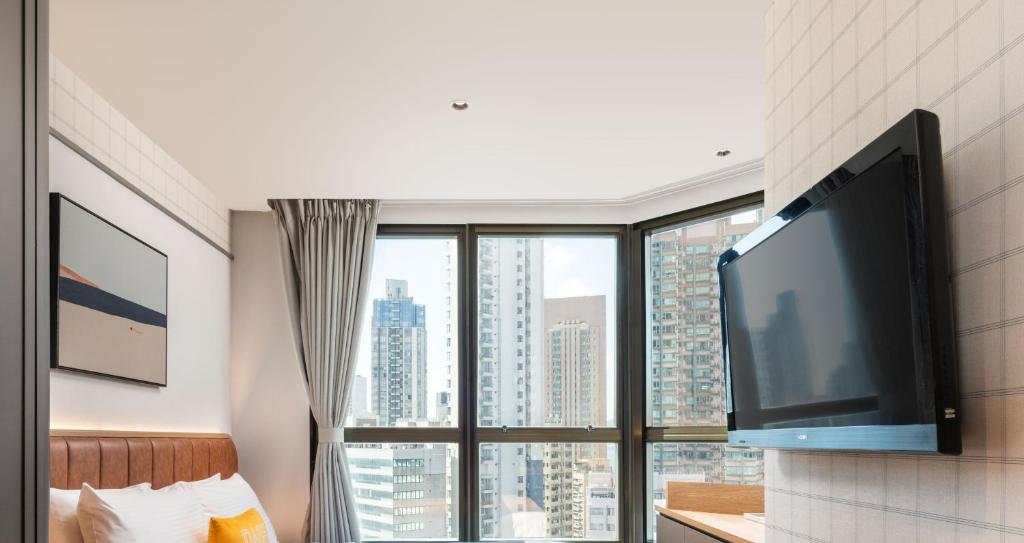 Uma televisão e/ou sistema de entretenimento em Dash Living on Hollywood