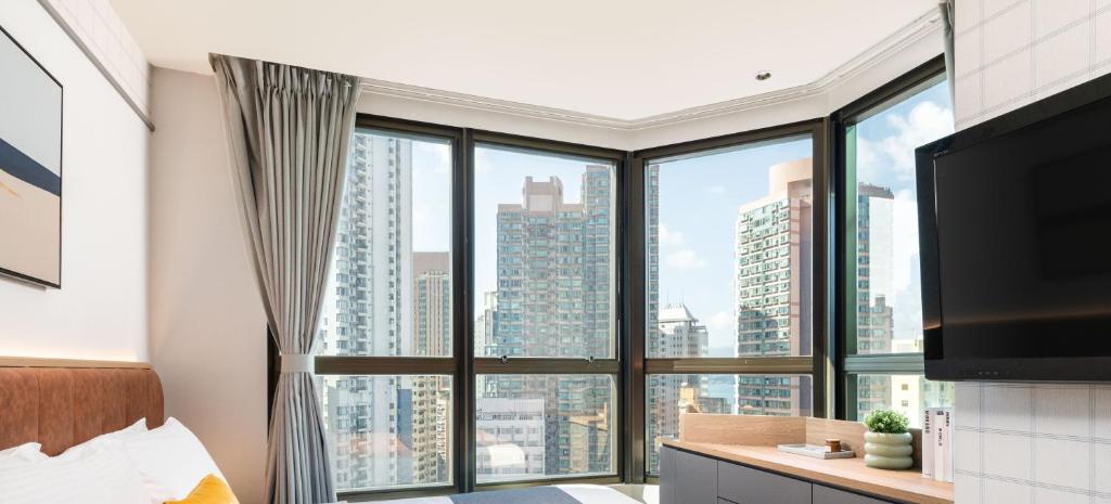 Uma televisão e/ou sistema de entretenimento em Dash Living on Hollywood