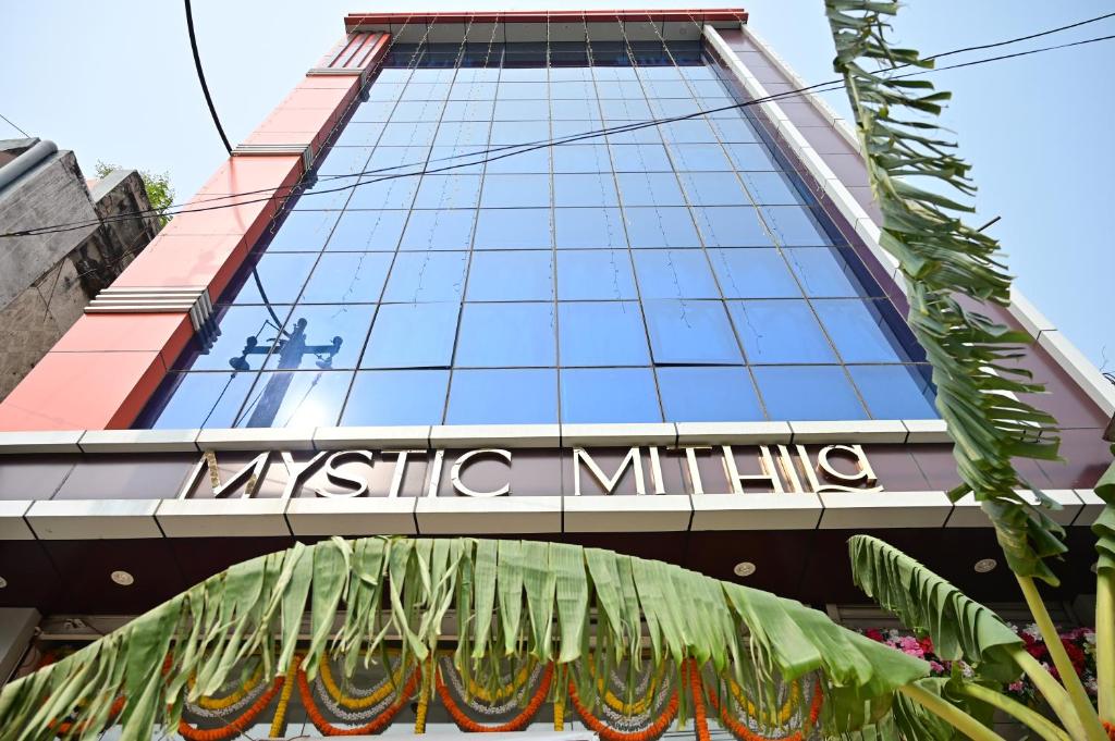 Hotel Mystic Mithila في جاناكبور: علامة على جانب المبنى
