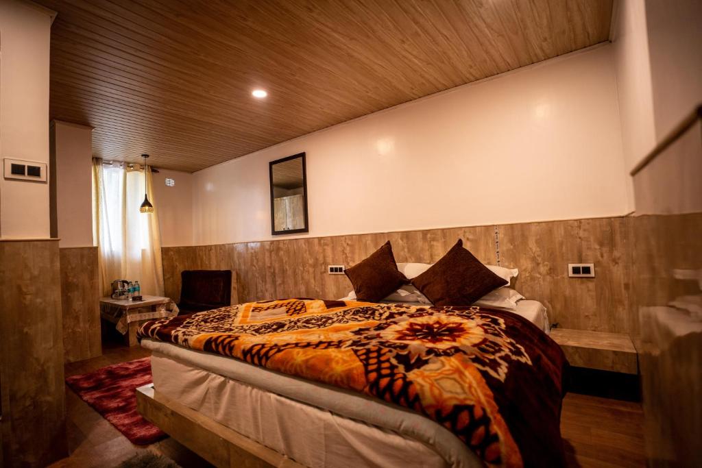 Postel nebo postele na pokoji v ubytování Darjeeling Guest House Deluxe