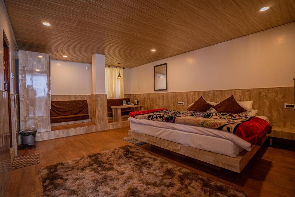 Postel nebo postele na pokoji v ubytování Darjeeling Guest House Deluxe
