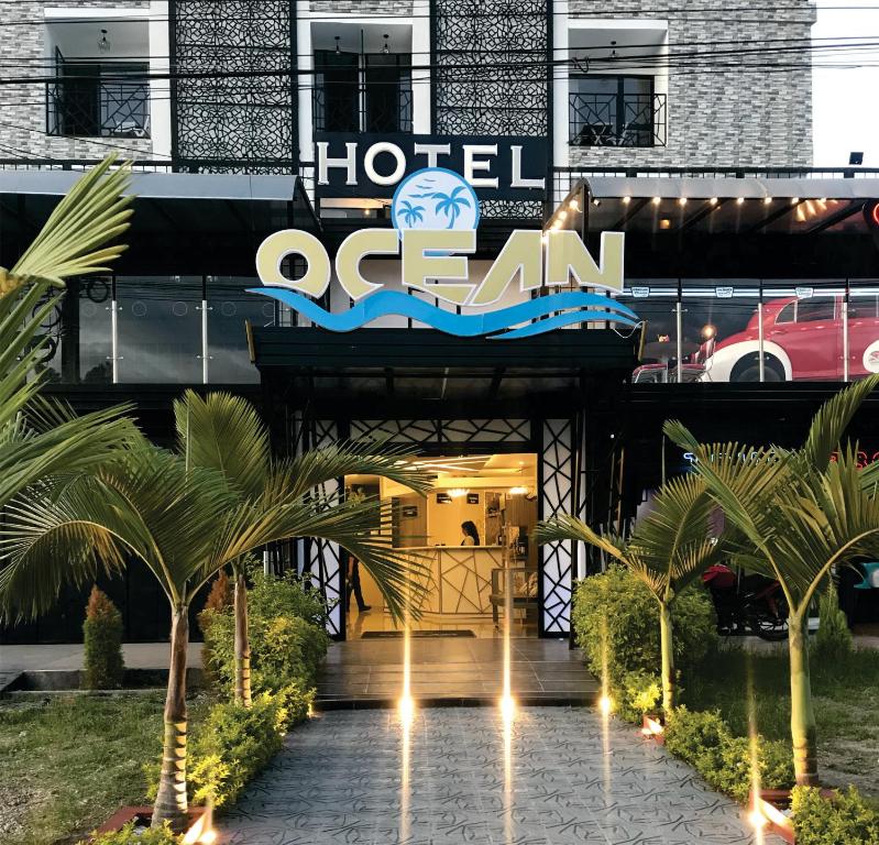 富薩加蘇加的住宿－Hotel Ocean Fusagasuga，大楼前的酒店标志