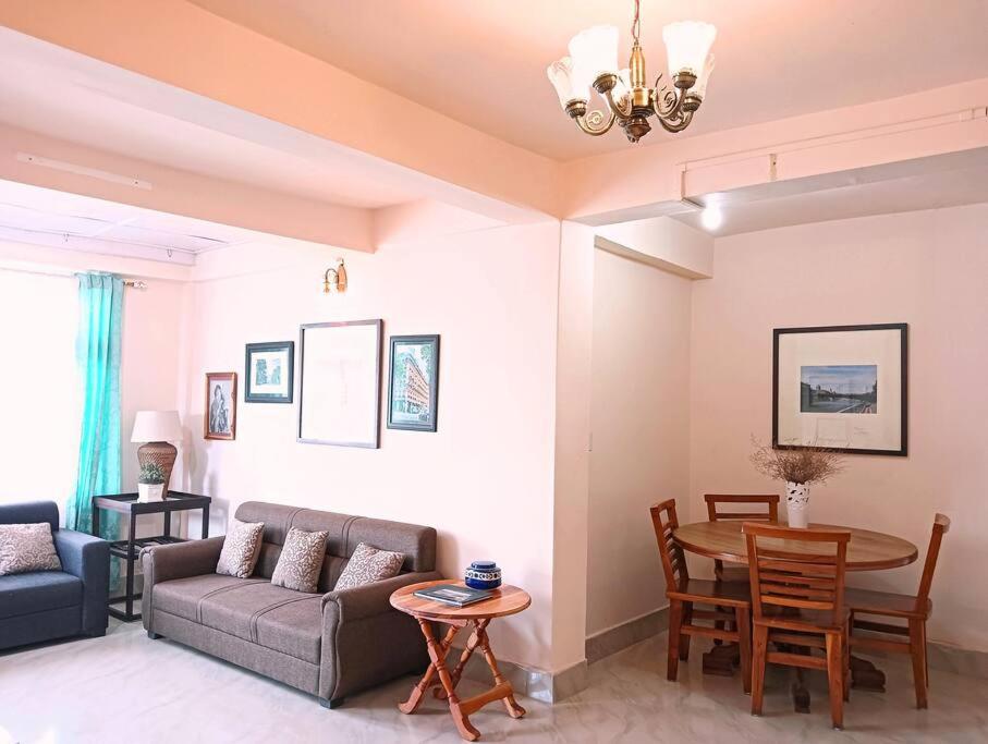 - un salon avec un canapé et une table dans l'établissement Two Rooms- Mountain View Apartment with Wi-Fi, à Kohīma