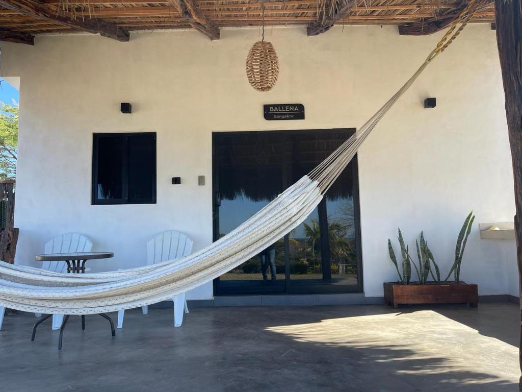a hammock in the middle of a house at Bungalow Ballena c/vistas increíbles al Océano Pacífico in Perihuete