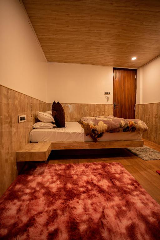 Postel nebo postele na pokoji v ubytování Darjeeling Guest House Deluxe