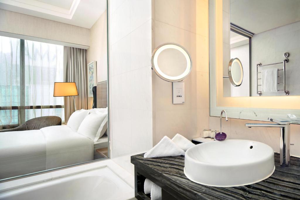 Giường trong phòng chung tại Carlton City Hotel Singapore