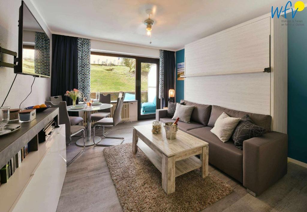 ヴァンガーオーゲにあるHaus Meeresluft - Ferienwohnung 2のソファとテーブルのあるリビングルーム