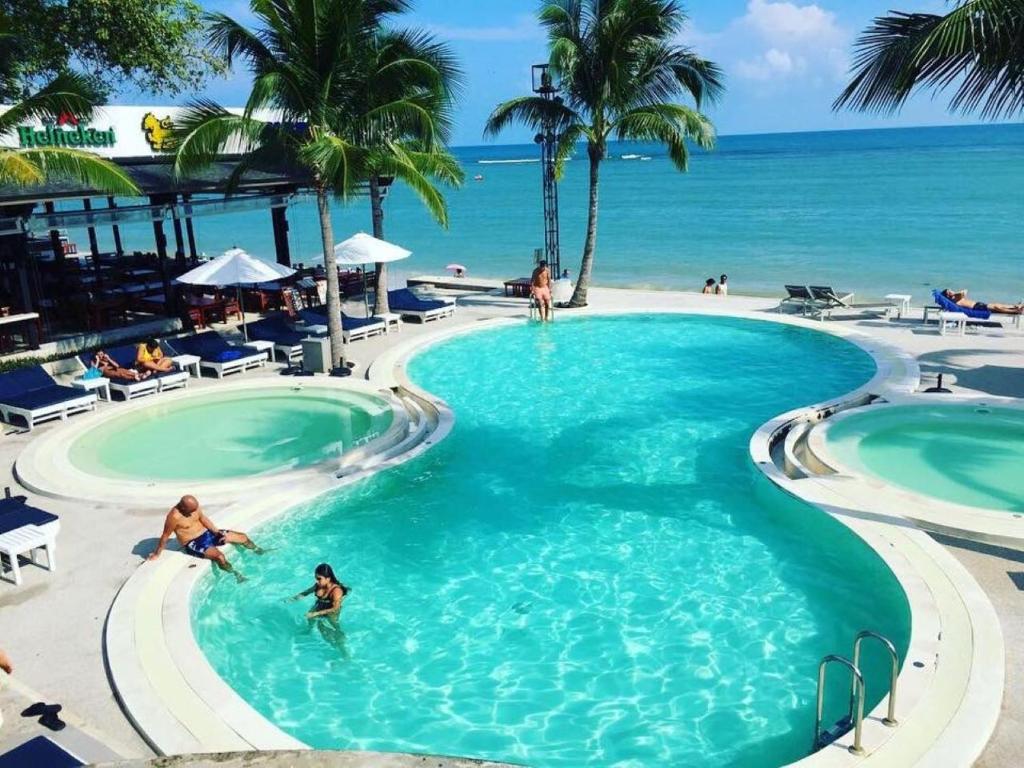 Bazén v ubytování Combo Beach Hotel Samui nebo v jeho okolí