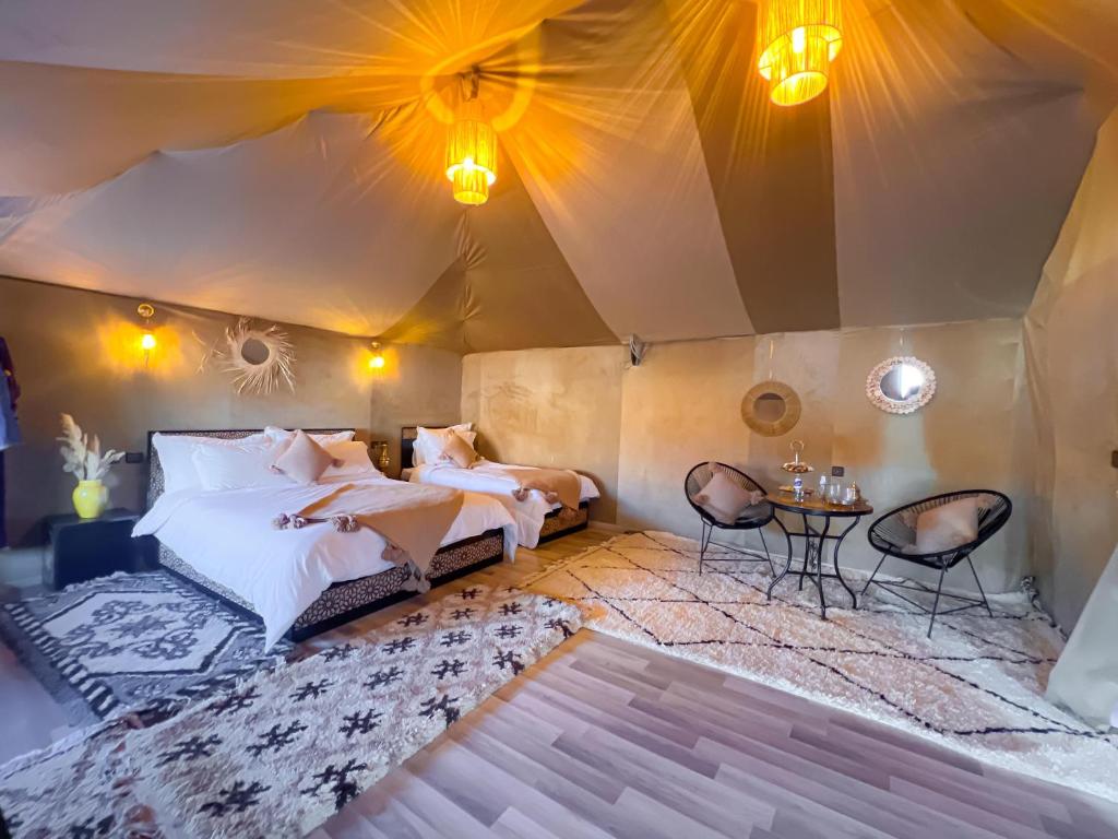 1 Schlafzimmer mit 2 Betten in einem Zelt in der Unterkunft Aladdin Merzouga Camp in Merzouga