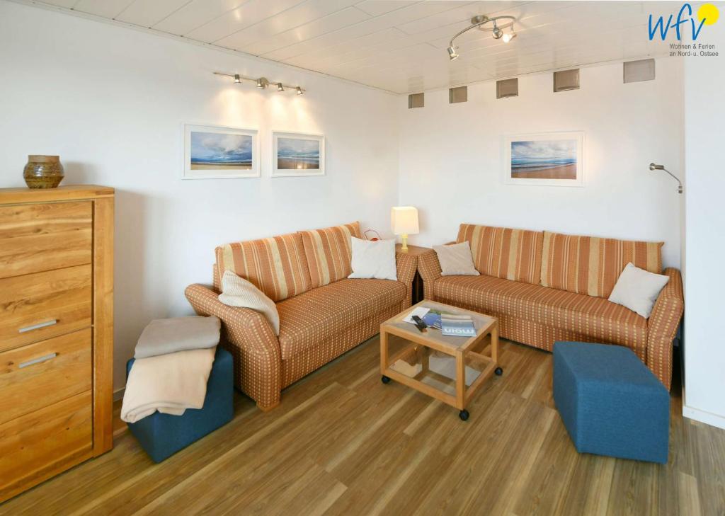 un salon avec deux canapés et une table dans l'établissement Haus am alten Leuchtturm Ferienwohnung 8, à Wangerooge