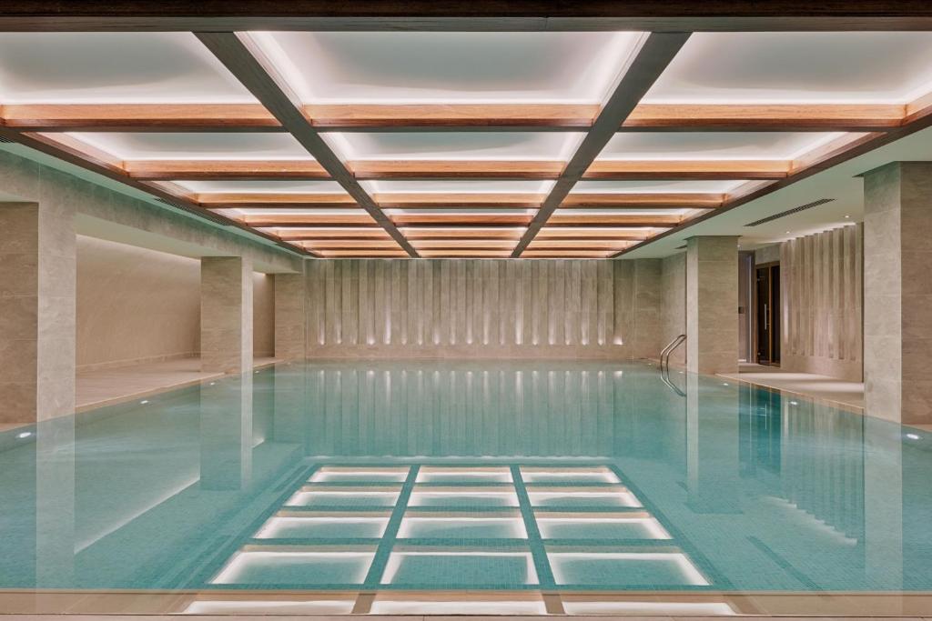 Bazén v ubytování Le Meridien Batumi nebo v jeho okolí
