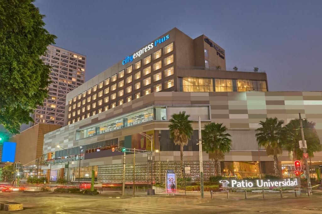 een gebouw met een bord aan de voorkant bij City Express Plus by Marriott Patio Universidad in Mexico-Stad