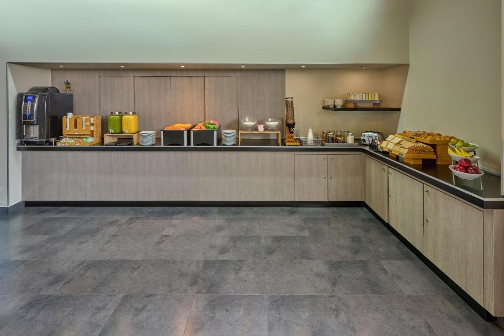 A close view of the breakfast buffet with drinks, fruit and pastries.