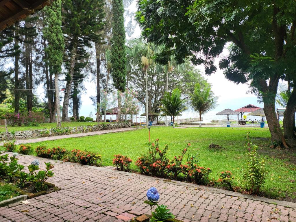Zahrada ubytování Hotel Pandu Lakeside Tuktuk