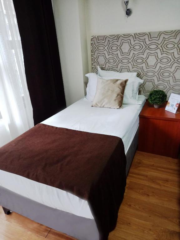 Una cama o camas en una habitaci&oacute;n de Antik Ipek Suit