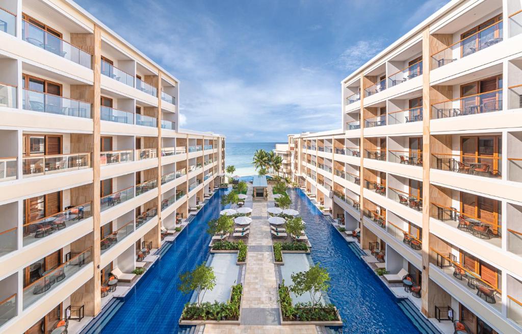パングラオにあるHenann Premier Coast Resortのスイミングプール付きのアパートメントビルの空中ビュー