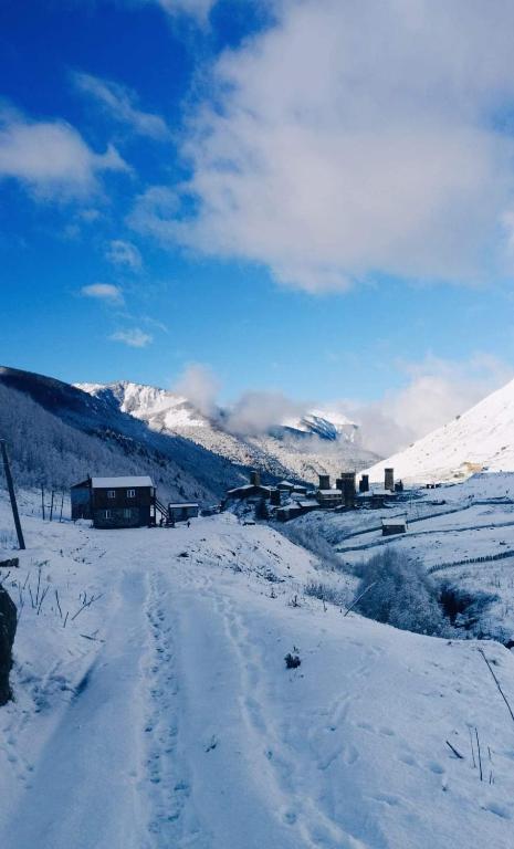 Vila Latphari in Ushguli v zimě