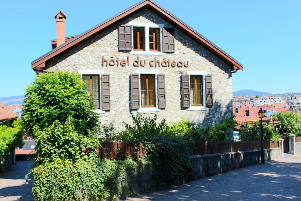 un edificio con un cartello che legge hotel ok chibu di Hôtel du Château ad Annecy