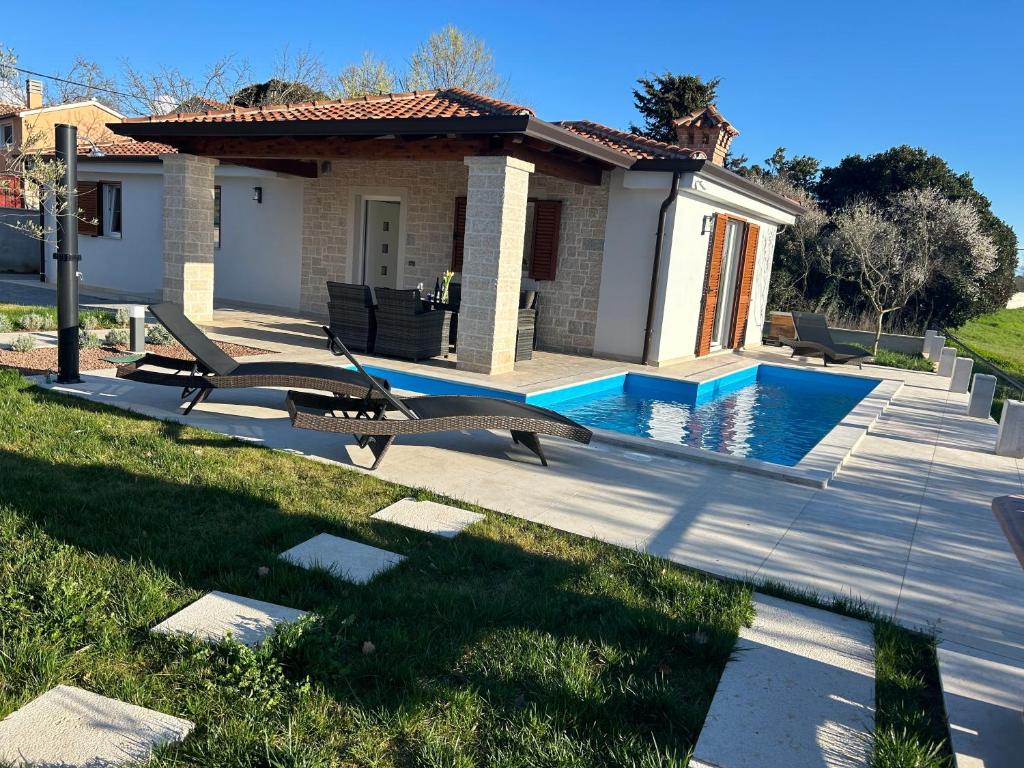 una casa con piscina in un cortile di Vila Milanezi a Višnjan (Visignano)