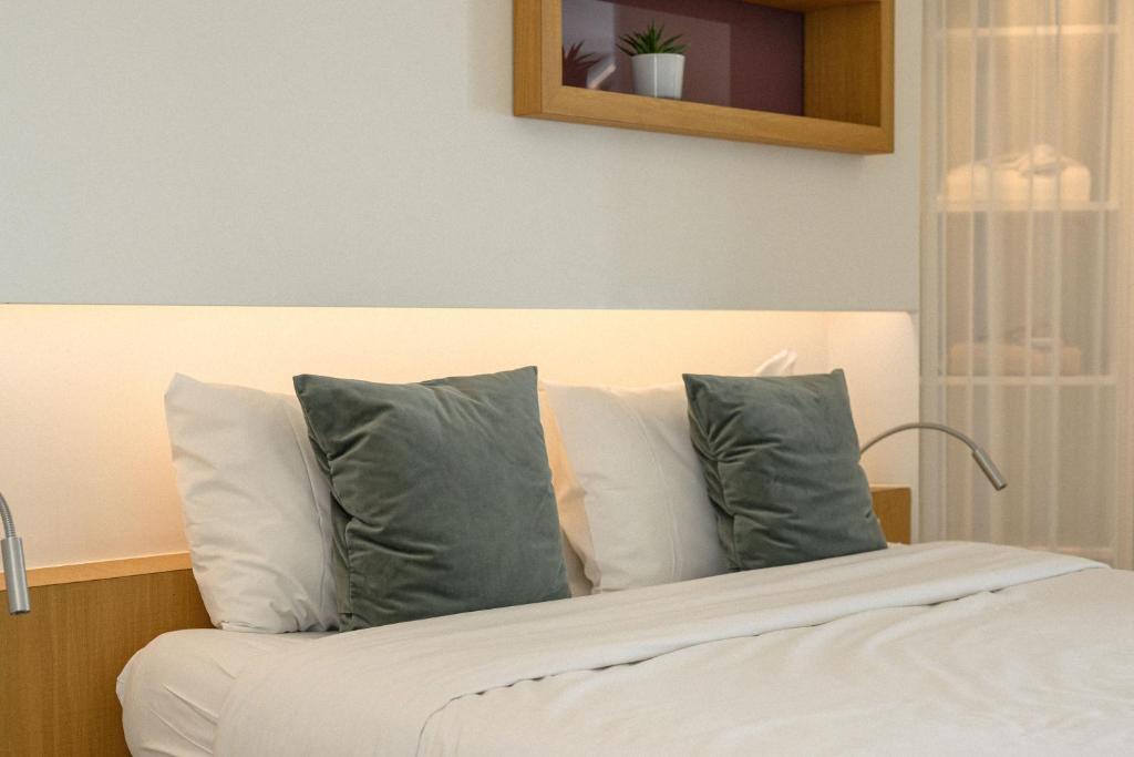 Postel nebo postele na pokoji v ubytování HasHotel