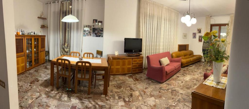 een woonkamer met een tafel en een bank bij Appartamento Sul Mare in Porto San Giorgio